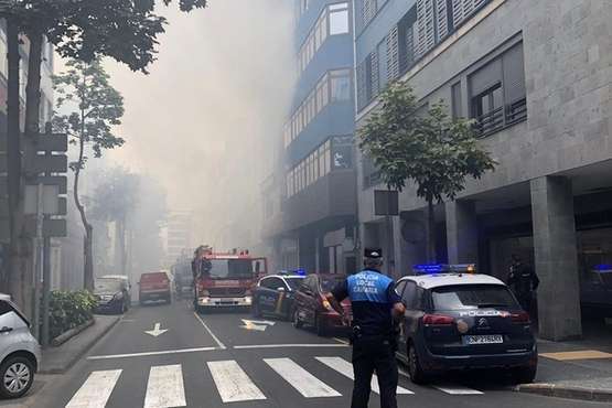 Seis intoxicados por humo al incendiarse una vivienda en la capital grancanaria (Foto TA)